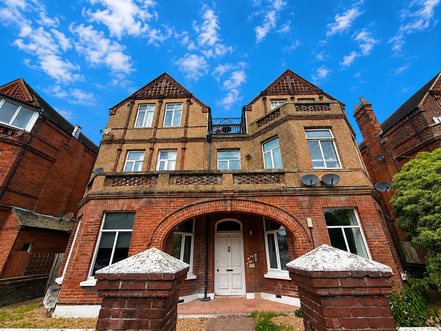 1 Bedroom Flat - Conversion for Sale: £185,000. Hartfield Road in Eastbourne, East Sussex